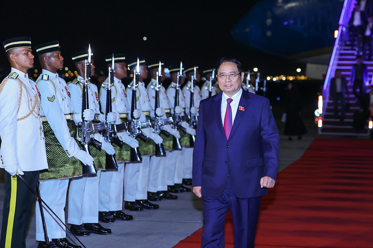 Vietnamese PM arrives in Kuala Lumpur for 47th ASEAN Summit